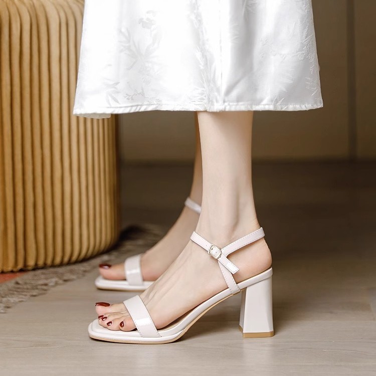 Sandalias de punta abierta para mujer con tacón grueso 2025 verano de alta gama estilo hada con falda beige con tacones altos