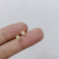 ミニ透かし彫りの小さい花のピアスの女性は2024年に出勤してシンプルで小さい見えないを身につけてジルコンの花の耳飾りをはめ込みます。