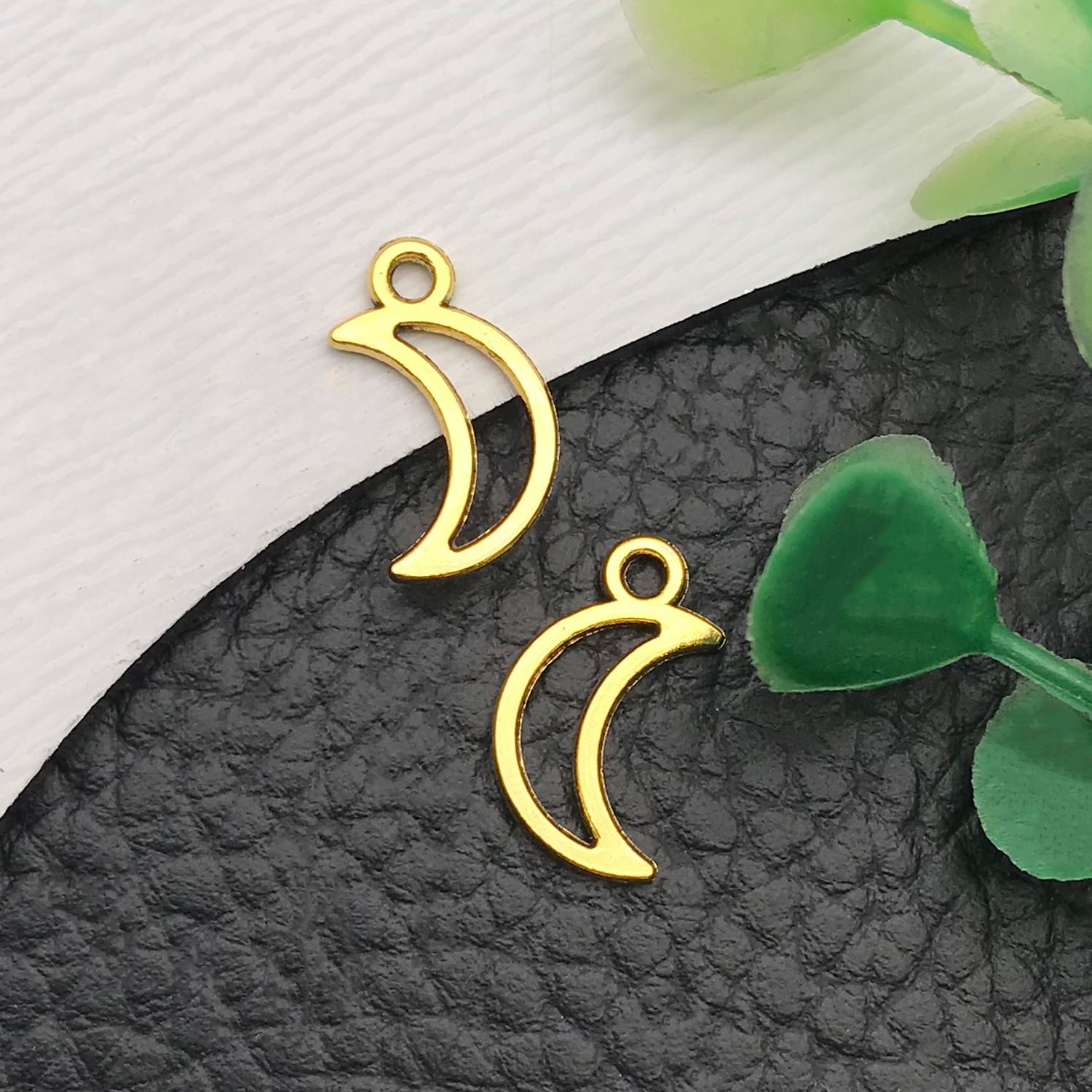 13574-古金锌合金月亮10x16-0.4g