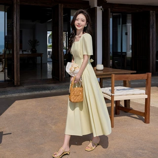 夏季泡泡袖方领连衣裙2025女微胖显瘦收腰优雅韩系淡黄色过膝长裙