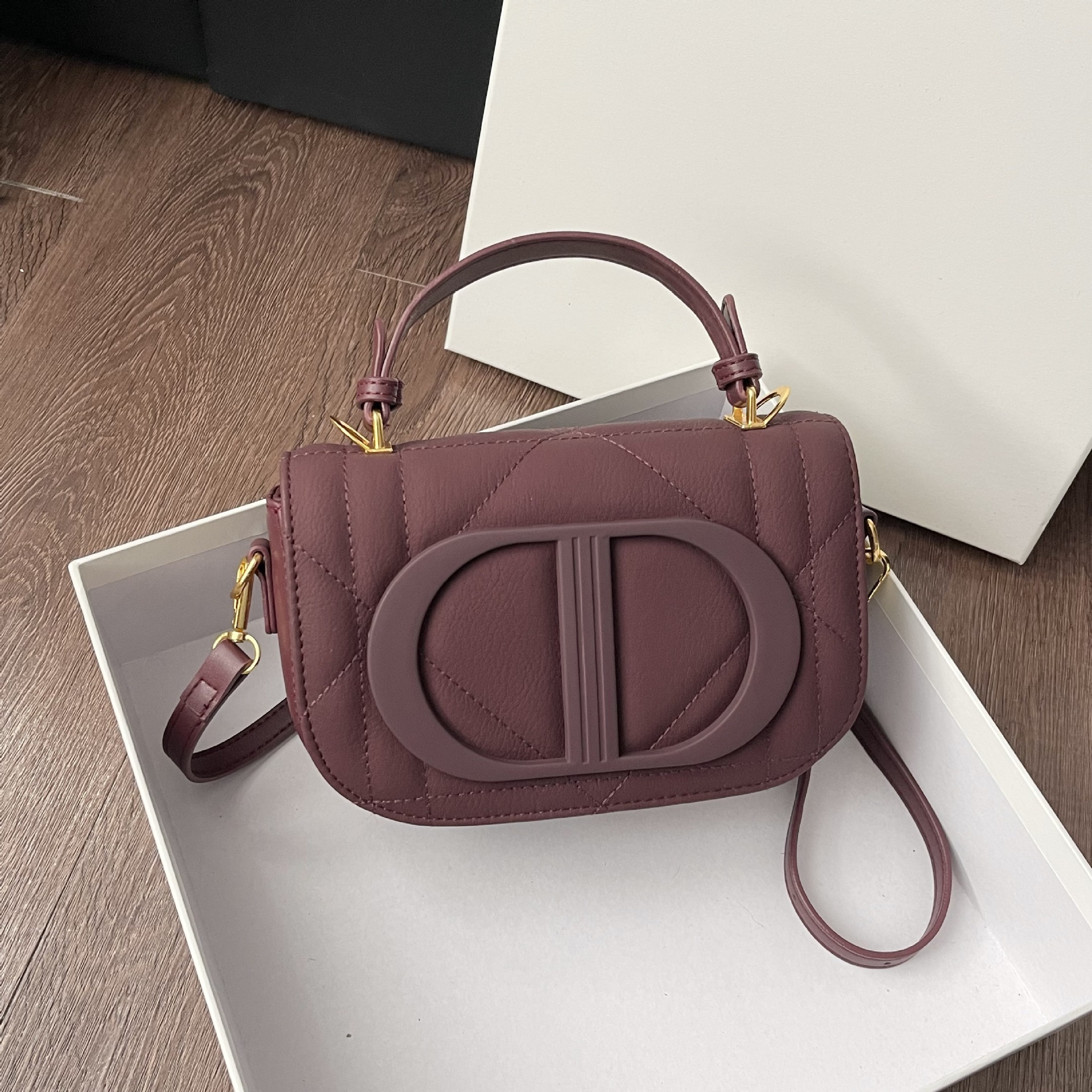 Chanel-style high-end versatile textured saddle bag, vintage light luxury shoulder bag, fashionable and stylish quilted crossbody bag