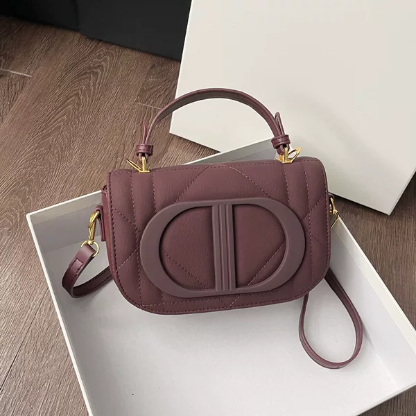 Chanel-style high-end versatile textured saddle bag, vintage light luxury shoulder bag, fashionable and stylish quilted crossbody bag
