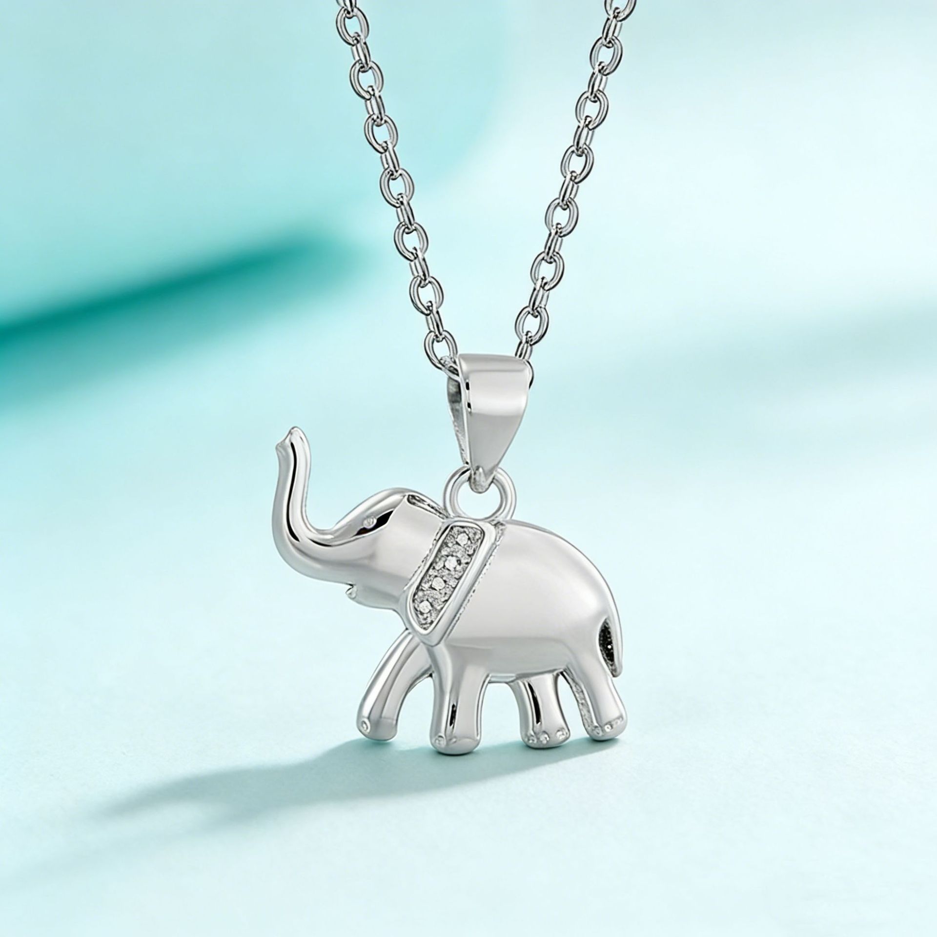 Collar con Colgante de Elefante de Plata de Ley 925, Estilo Europeo y Americano, para Mujer, Cadena de Clavícula Ligera y Lujosa para el Verano, Cadena de Suéter de Alta Gama con Elefante Pequeño