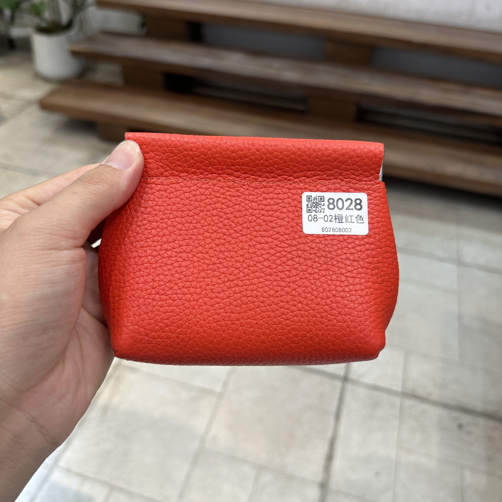 厚手の収納袋のトップ層の牛革は閉じています。