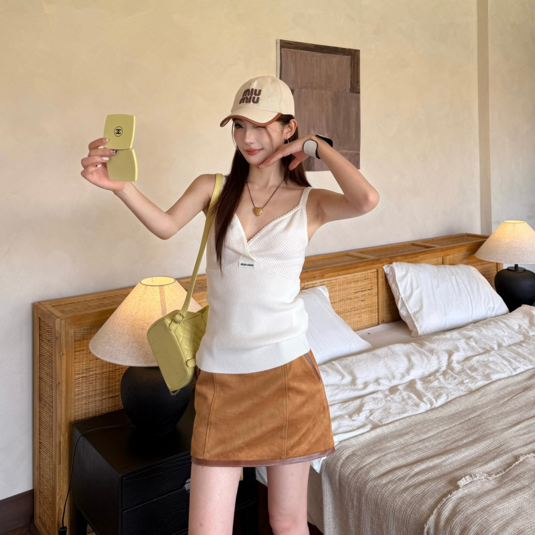 26 Spring/Summer Nanyou Wholesale Miu Style Pure Desire Thin Slim Fit V-Neck White Knitted Camisole Tank Top