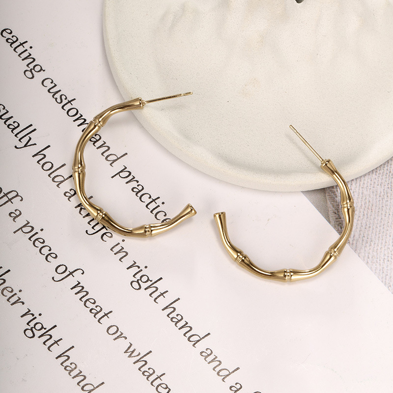 Xuping joyería de acero inoxidable otoño invierno pendientes de moda europea y americana personalidad en forma de C bambú torsión pendientes de amor para mujeres