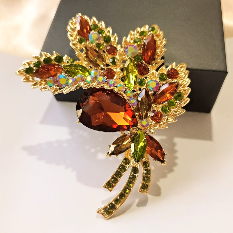 Broche de hoja rosa con estrás para mujer joya elegante_voghion.com