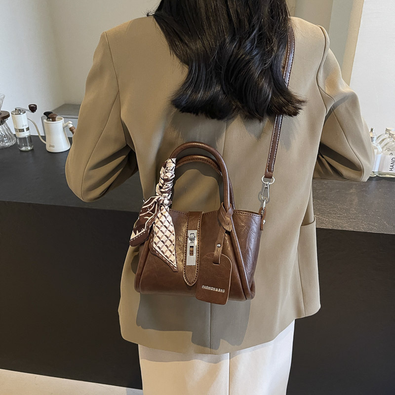 Bolso de mano universal de alta sensación para mujeres 2024 nuevo popular bolso de cubo de agua super caliente nicho de moda retro mochila