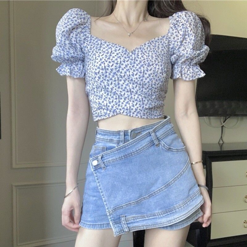 Camisa floral de manga corta para mujer, diseño que reduce la edad, nuevo estilo nicho 2025, cuello cuadrado, mangas abullonadas, top corto que realza la cintura para el verano