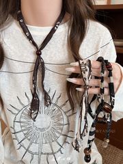 2025新款咖色腰花果丝巾项链女独特设计感围脖毛衣链简约气质配饰