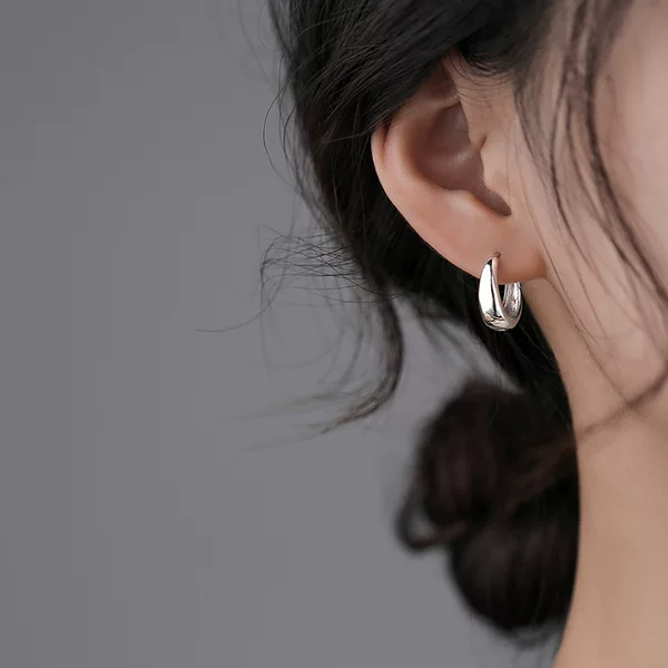 Glossy circle ear buckle 2023 new popular trendy niche design simple all-match plain ring earrings for women