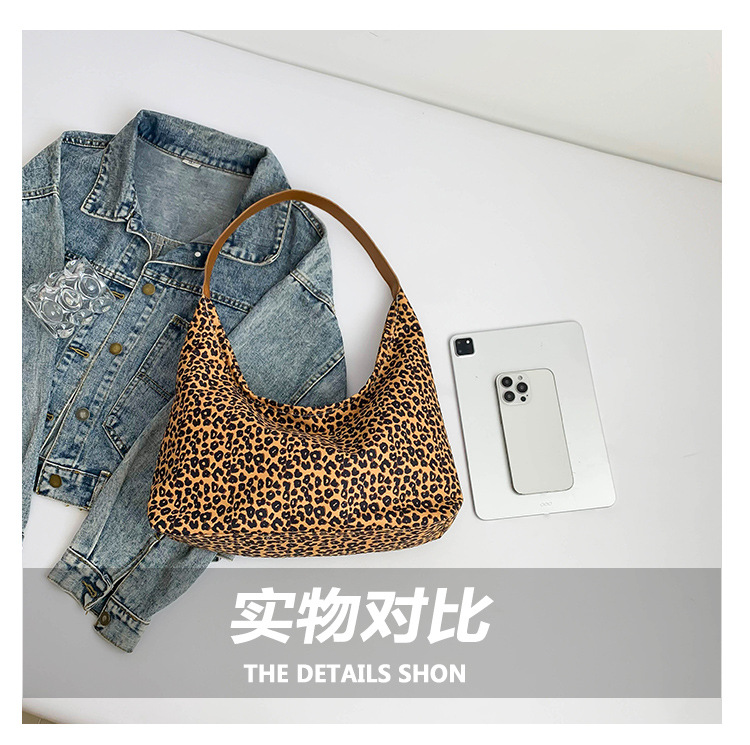 A new minimalist canvas bag with a large capacity in Korean fashion, a leopard print commuter single-shoulder crossbody bag undefined