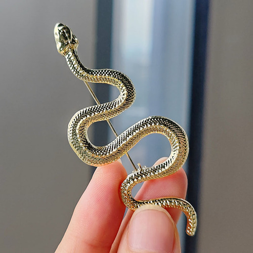 Popular European and American snake-shaped brooches, personalized python badges, men's suit lapel pins, women's coat decorative pins