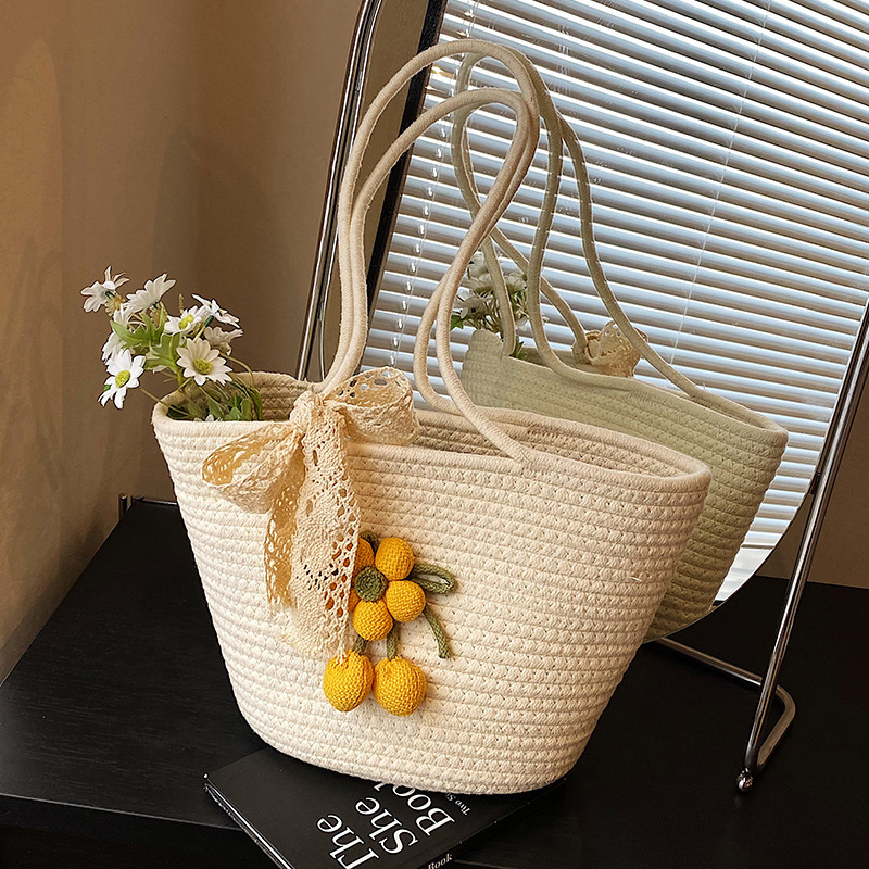 베이지 + 노란색 매달린 꽃 + 리본