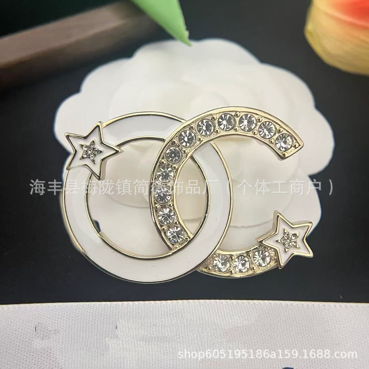 Classic Chanel-Style Pearl and Rhinestone Brooch, Resin Double C Pin, Fashionable Versatile Brooch, Wholesale from Manufacturer