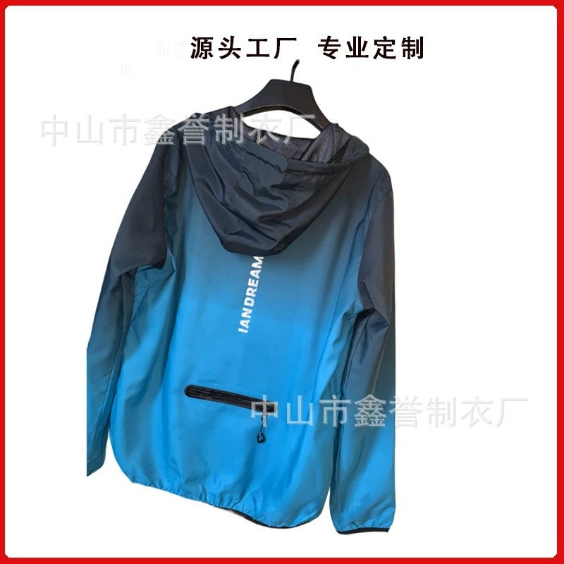 Индивидуальная тканая сублимационная рекламная ветровка с капюшоном, полиэстеровая водонепроницаемая спортивная куртка для занятий спортом на открытом воздухе, вышитая групповая одежда, шелкография