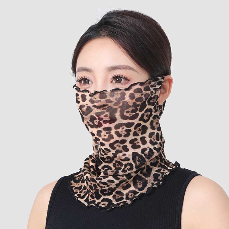 首を囲む女性の頭は夏の薄いタイプの日焼け止めのビーストタオルで首を保護します。|undefined