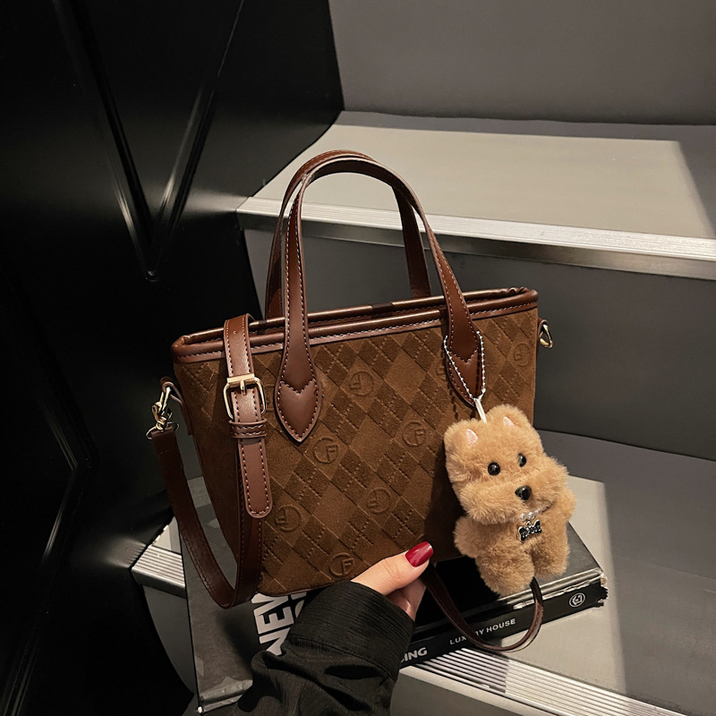 Bolsa de cubo de estilo coreano, bolsa de cestas de platos de mano, mujer, otoño y invierno, 2025, nuevo estilo de alta calidad, bolso de hombro de un solo hombro.