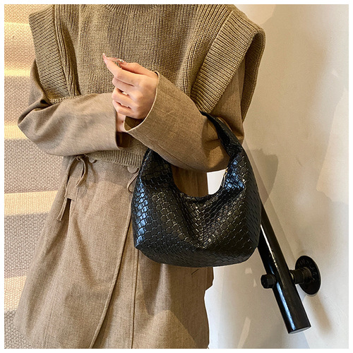 French high-end style woven women's single-shoulder underarm bag, handbag, versatile fashionable dumpling bag, crescent bag