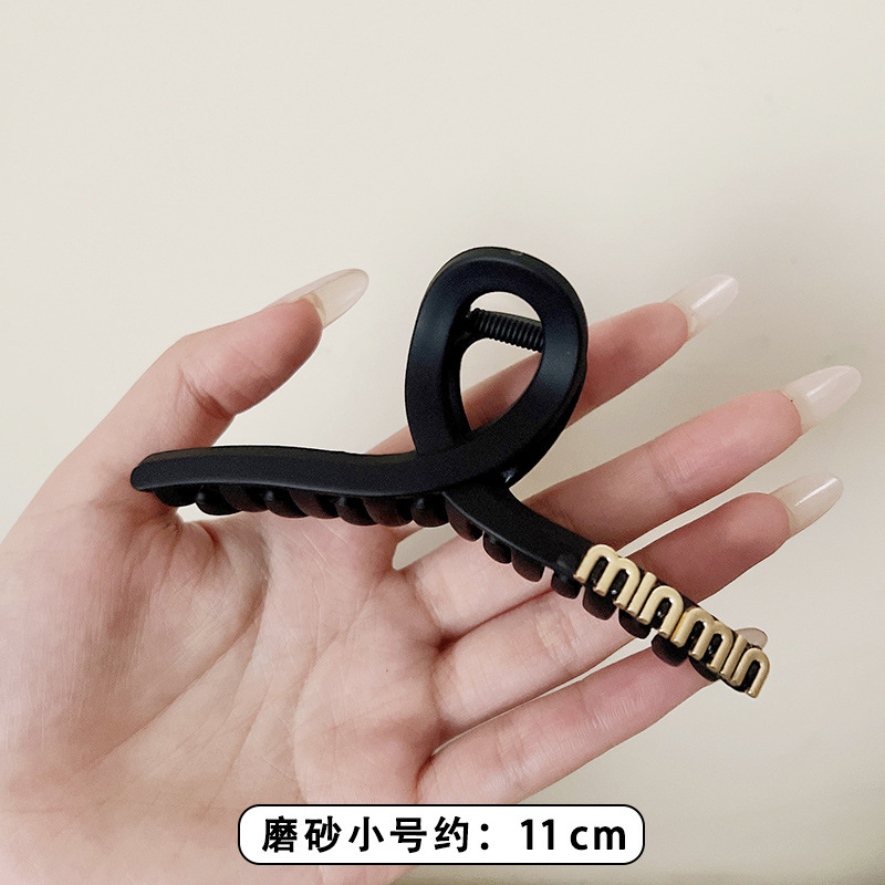 黒い髪のクリップの大きいサイズのシンプルなアルファベットのminヘアピンの女性の高級感の後頭部の髪のサメのクリップの頭飾り1