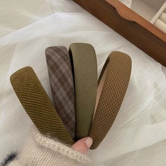 Overly eye-catching pickled green hairband~ Grid solid color high forehead hairband for autumn and winter outdoor use, elegant hair accessory