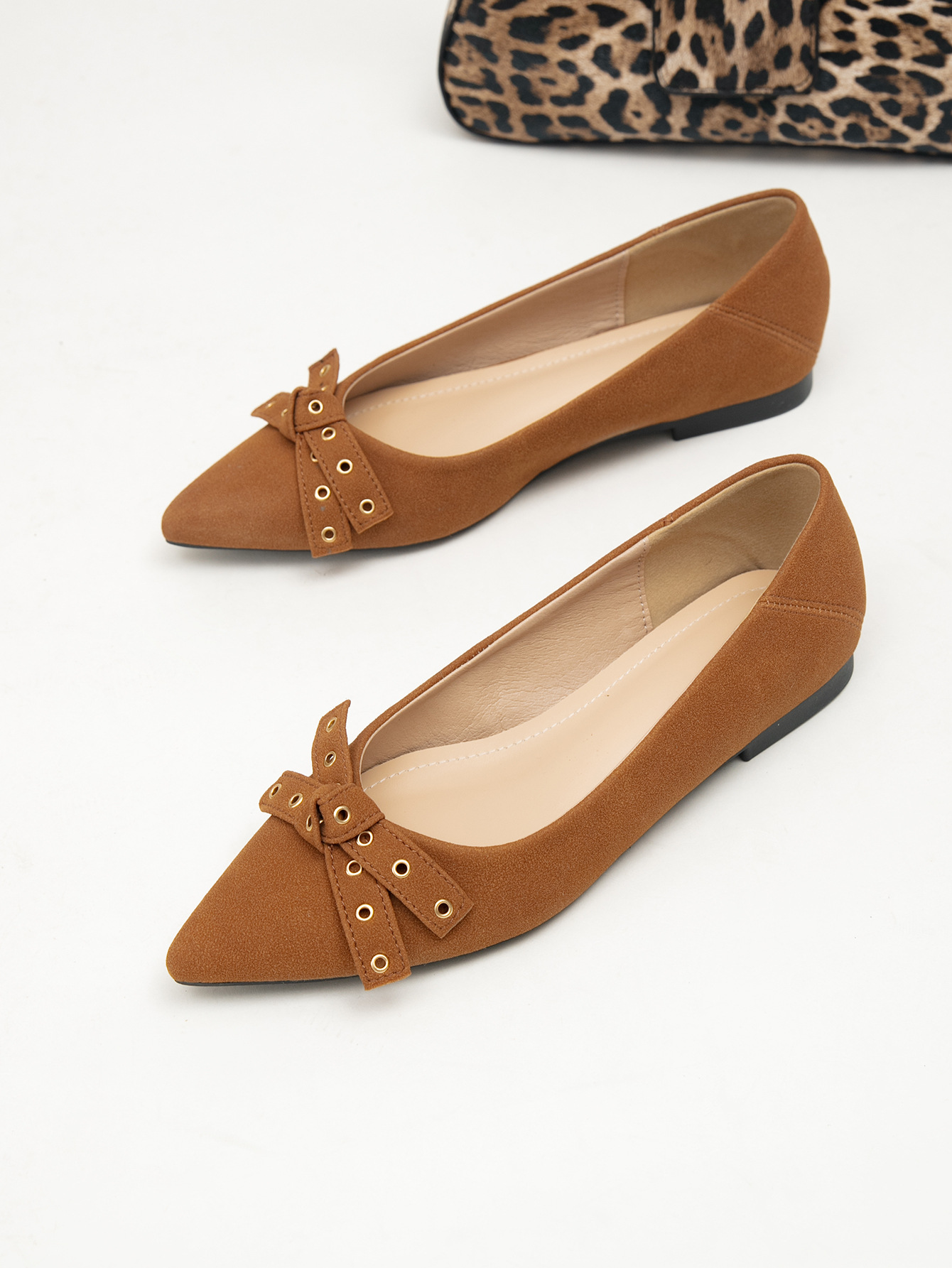Escarpins élégants pour femmes, à bout pointu et nœud papillon français, en daim marron. Chaussures polyvalentes et tendance._voghion.com