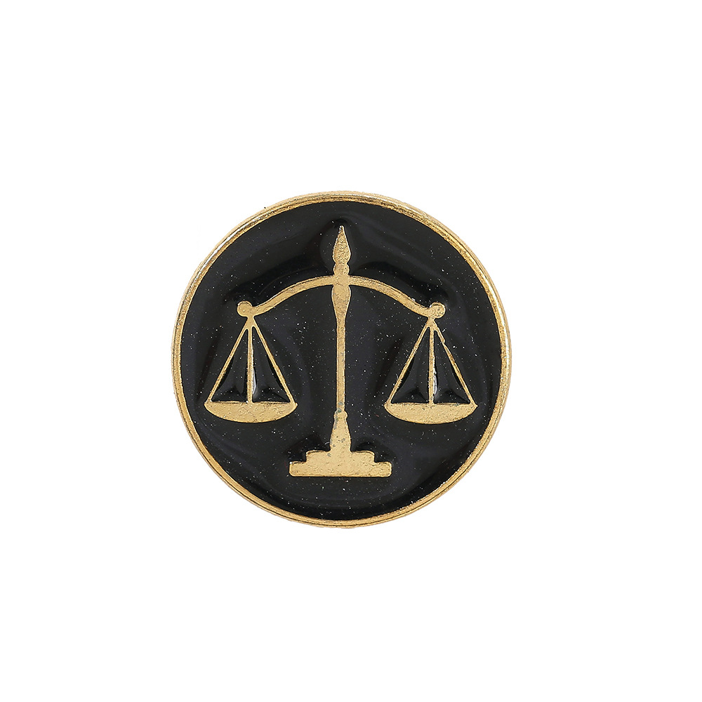 Broche transfrontalière en métal, symbole de la justice simple, Balance, pour maintenir l'ordre public. Accessoire amusant pour chapeau ou casquette._voghion.com