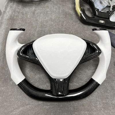 Tesla Model Y, offering upgraded – Steering wheel