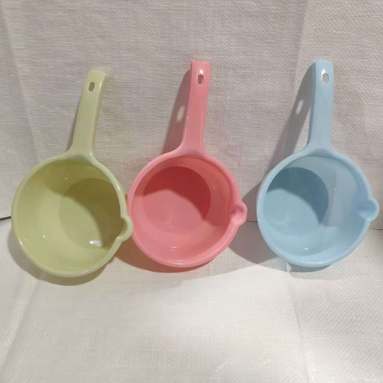 Thickened Water Ladle with Long Handle, Plastic Water Scoop, Kitchen Water Ladle, Bath Shampoo Cup, Baby Shampoo Cup, Water Float for Home Use