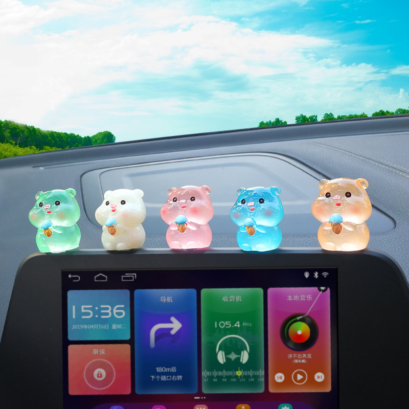Adornos de cerdo luminosos Consola central de coche Personalidad linda Muñeca creativa Red de Internet Accesorios de decoración de coche interior