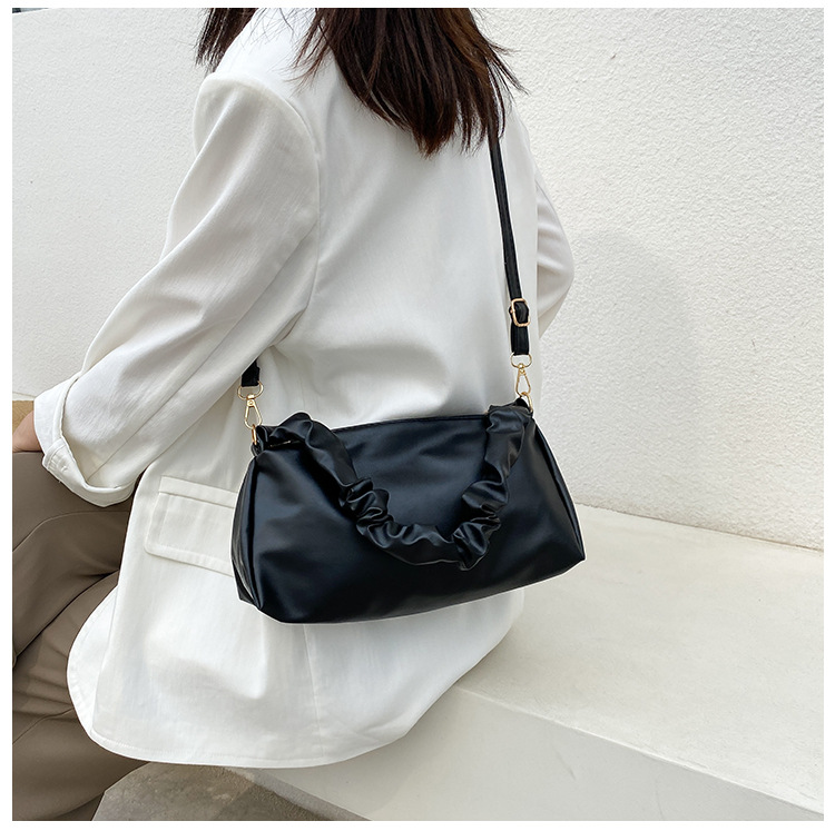 Nihaojewelry Wholesale Simple Casual Soft Leather Fold Solid Color Shoulder Bag display picture 10