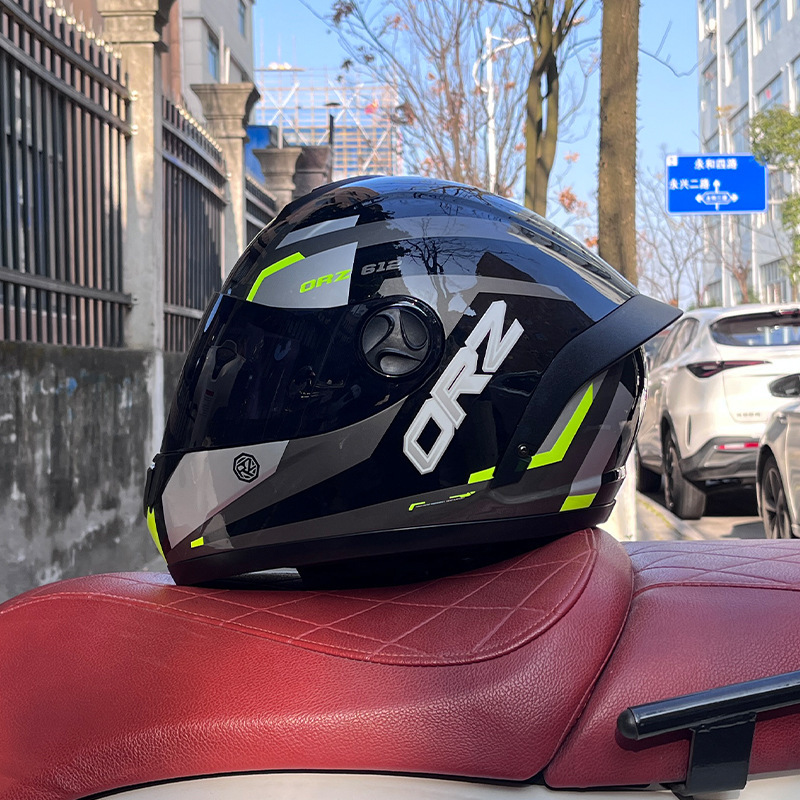 홍차를 곁들인 노란색 매체