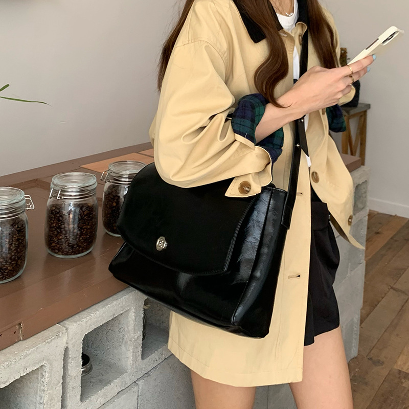 2023 autumn new niche design retro large-capacity briefcase texture commuter messenger simple messenger bag_voghion.com