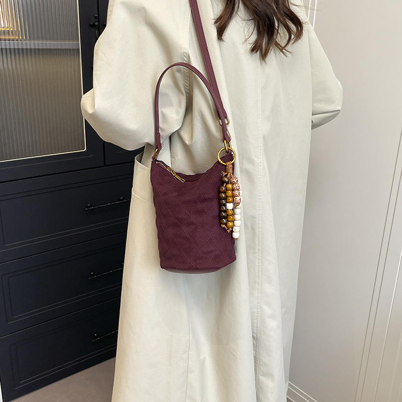 2025 otoño y invierno nuevo estilo diamante bordado bolso de cubo de agua de gran capacidad para mujeres bolso de brazo universal bolso de hombro bolso de viaje