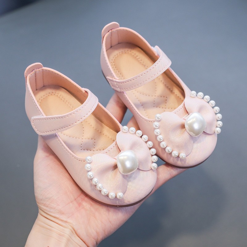 Zapatos de princesa de perlas de arco de perlas de niñas primavera y otoño 2026 nuevos zapatos de suela suave de niñas zapatos de moda de niños zapatos de cuero pequeños