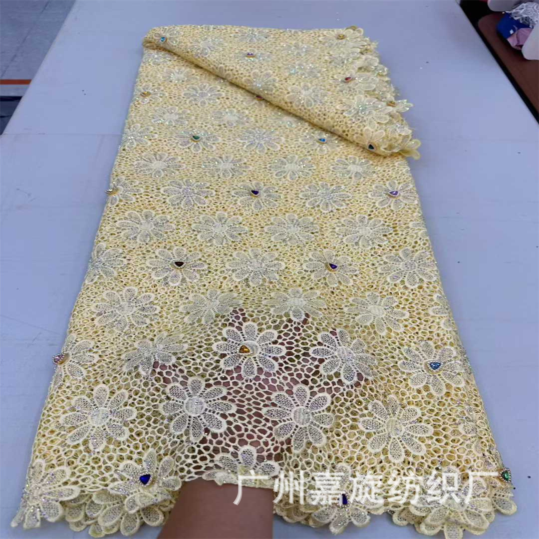 Tela de encaje africano de colores mezclados con bordado de flores huecas, pedrería y diamantes grandes, soluble en agua, para ropa de mujer.