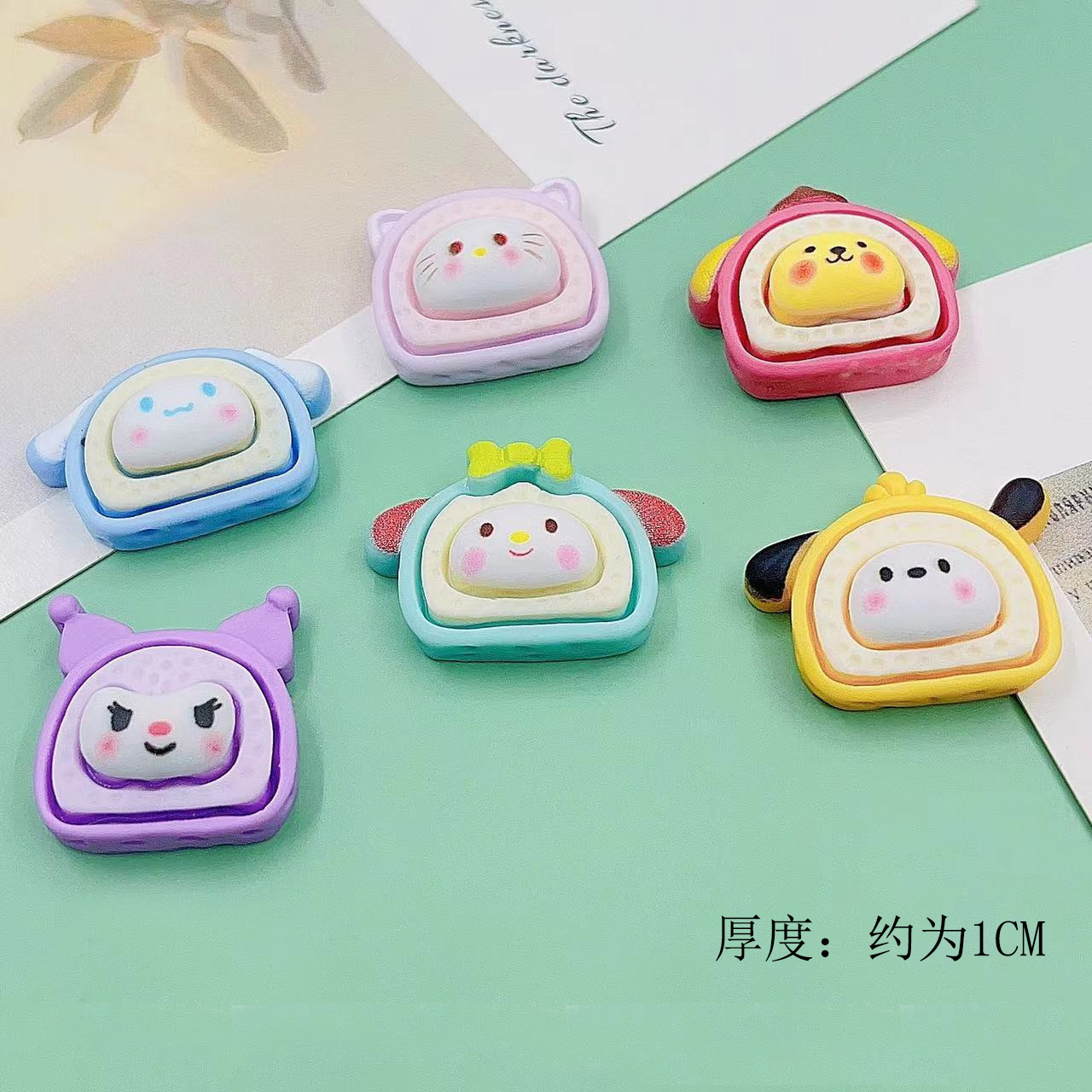 Pequeño Libro Rojo nuevo Sanrio pan de dibujos animados rollo crema pegamento resina DIY accesorios al por mayor teléfono móvil material parche