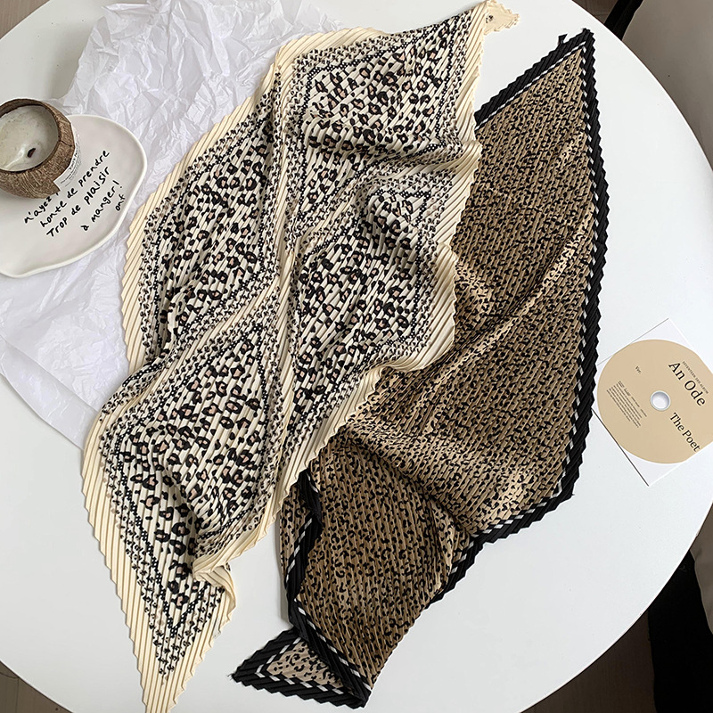 Bufanda de seda, bufanda cuadrada, sentido avanzado, camisa decorativa arrugada de moda coreana de primavera y verano, bufanda pequeña, bufanda en forma de diamante, diadema