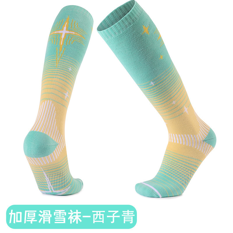 �ﶬ�Ӻ���Ůͬ�ѩ�������ů��Ͳ�˶��౬�����ѩ����