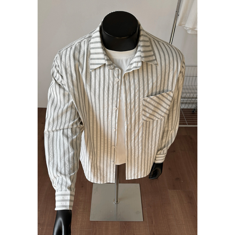 Camicia a maniche lunghe da uomo americana a righe grigie e bianche in stile retrò, ideale per la primavera, con un elegante effetto drappeggio._voghion.com