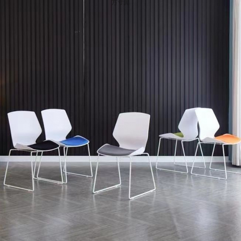 회의실 의자 간단한 쌓을 수 있는 V자형 PP 등받이가 있는 팔걸이 없는 좌석 사무실 협상 회의 교육 의자