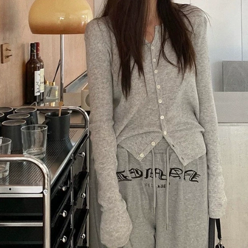 Autumn thin fitted knitted cardigan, V-neckline