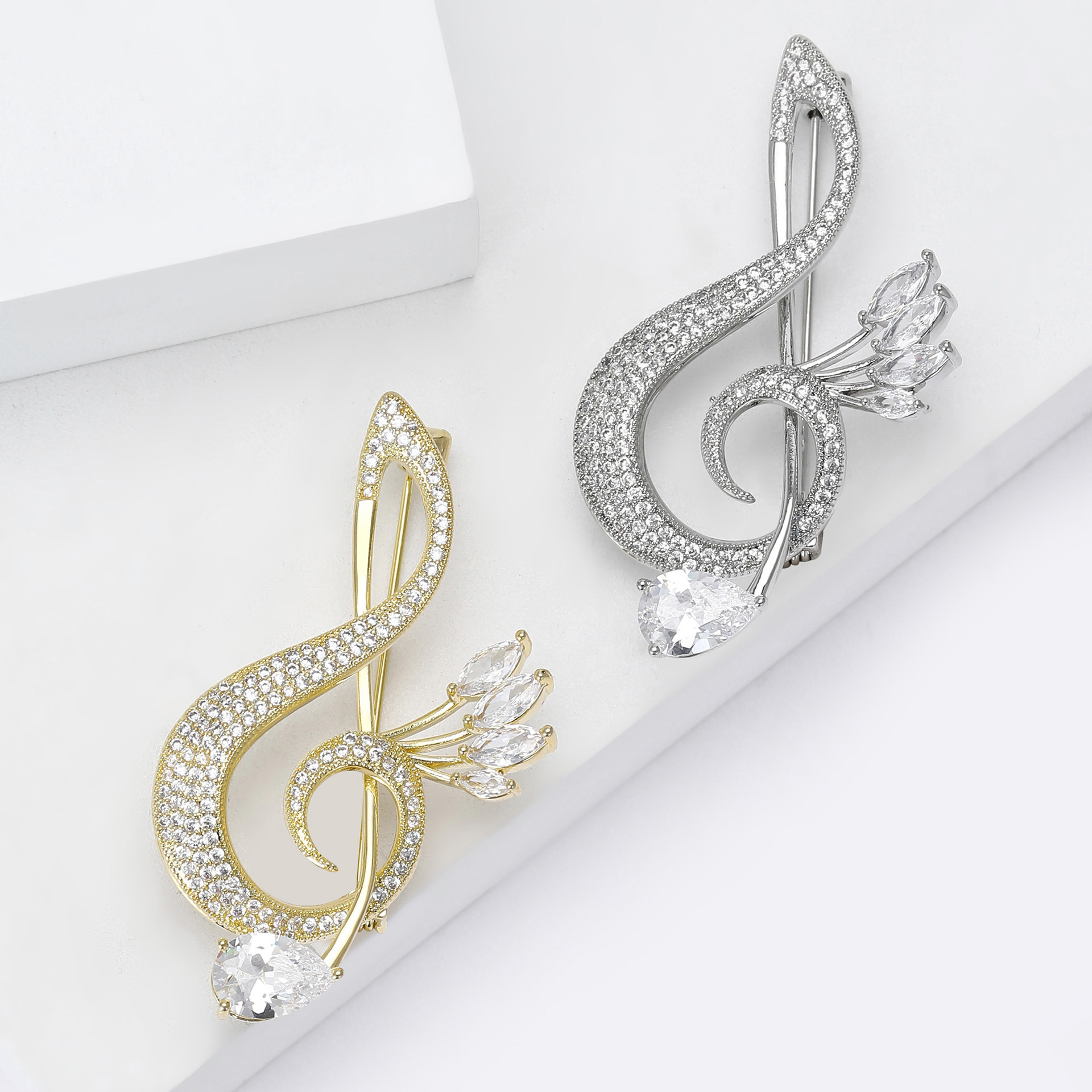 シンプルでクリエイティブな銅ジルコンノートブローチ、高級スーツアクセサリーピン、ジュエリー、ファッショナブルな襟ピン卸売