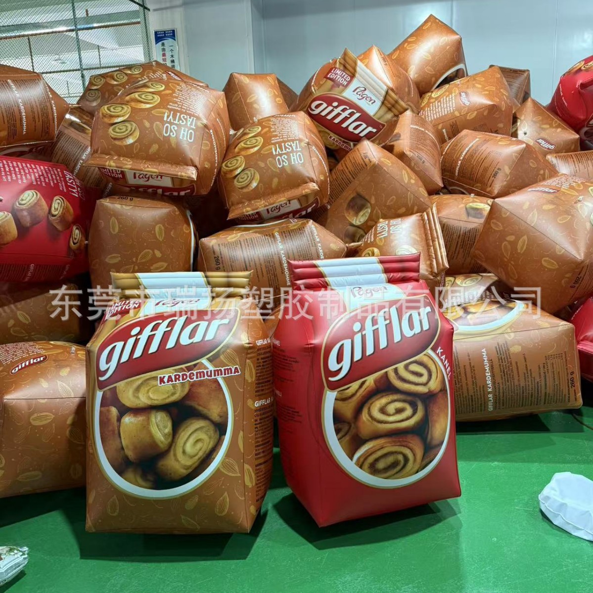 厂家定 制PVC充气模型 仿真设计 面包主题装饰  场景布置道具