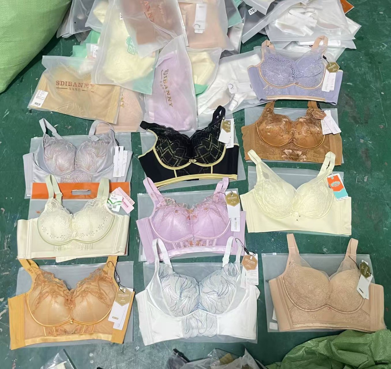 Transmisión en vivo estilo explosivo cine misceláneo tipo ajustable sin costuras encaje lifting soporte de leche sujetador de pecho superior