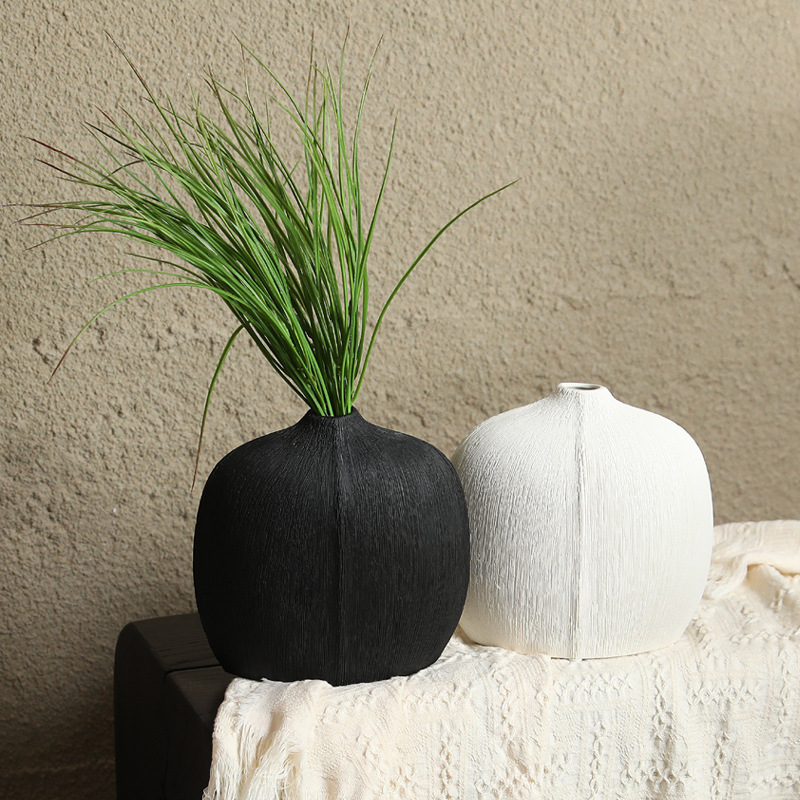 Florero de cerámica cepillado negro Wabiji moderno Adornos de flores de escritorio de alto valor de estilo ins arreglos florales de alto valor al por mayor