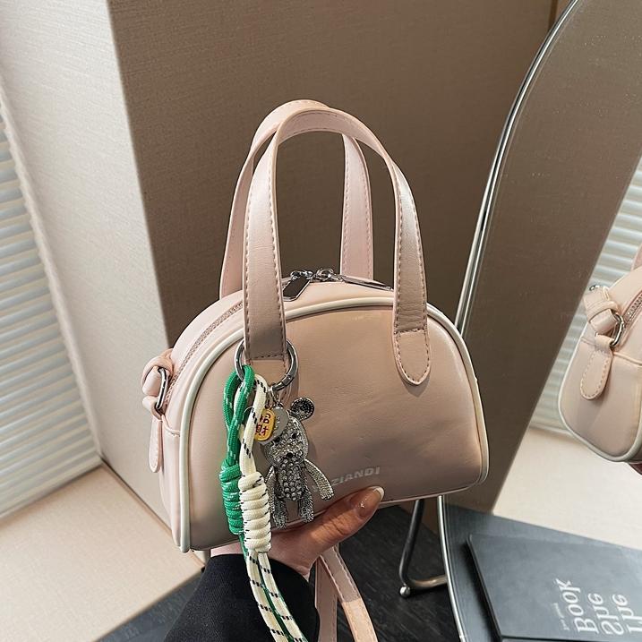 Bolsa de bolos para mujeres 2025 nuevo bolso de hombro de mano de color universal nicho simple de moda alta sensación de mochila