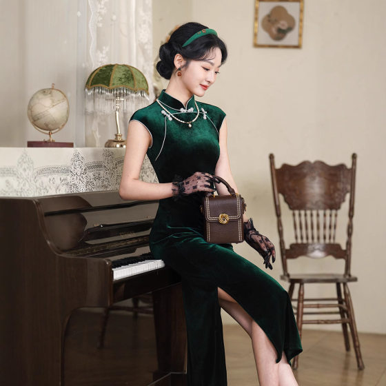 2025 Spring and Summer New Dark Green Cheongsam Retro Velvet Elegant and Generous Retro Chinese Style Old Shanghai Women