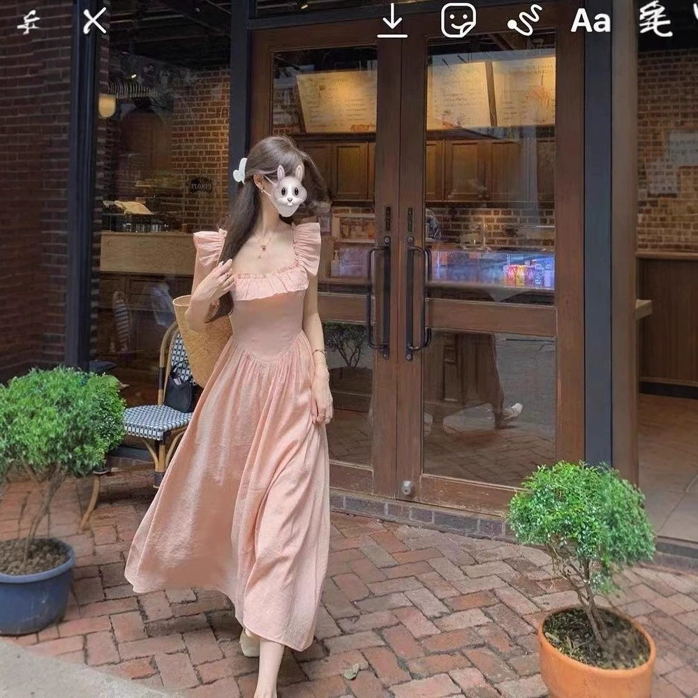 Платье с квадратным вырезом и маленьким летающим рукавом