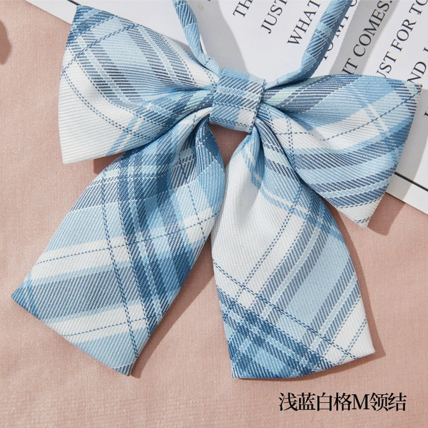 Light blue and white M collar flower